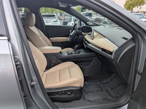 Used 2024 Cadillac XT4 Luxury w/ Cold Weather Package AWD/4WD image 28