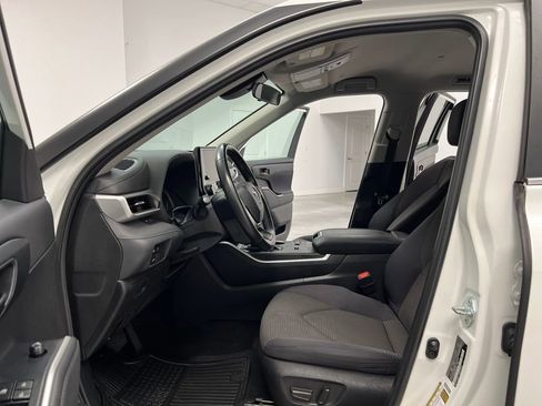 Used 2023 Toyota Highlander LE image 9