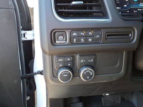 Used 2022 Chevrolet Suburban Z71 w/ Luxury Package image 18