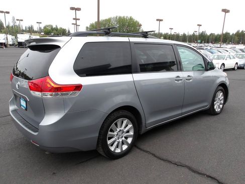 Used 2014 Toyota Sienna LE AWD/4WD image 5