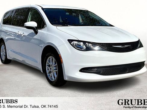 Used 2022 Chrysler Voyager LX image 1