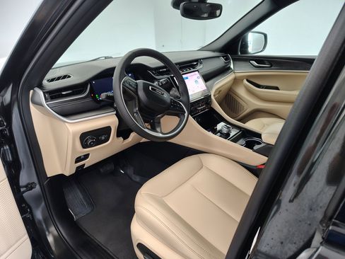 Used 2024 Jeep Grand Cherokee Limited image 46