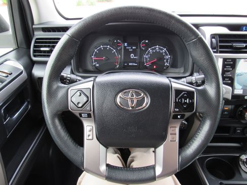 Used 2022 Toyota 4Runner SR5 Premium w/ Moonroof Package AWD/4WD image 18