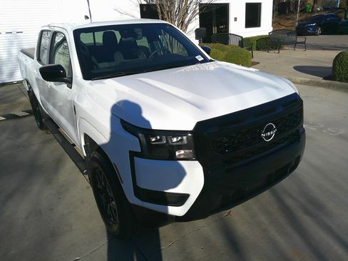 Used 2026 Nissan Frontier SV w/ SV Convenience Package image 2