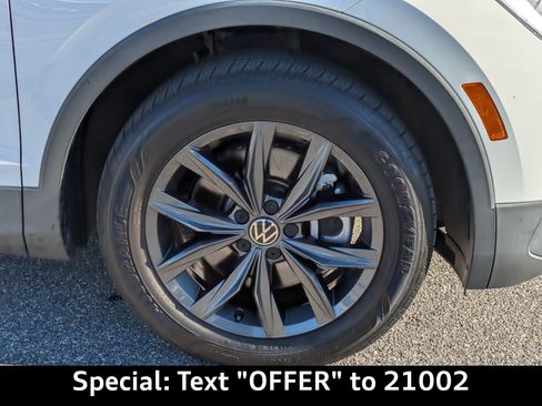 Used 2022 Volkswagen Tiguan SE w/ Panoramic Sunroof Package image 12