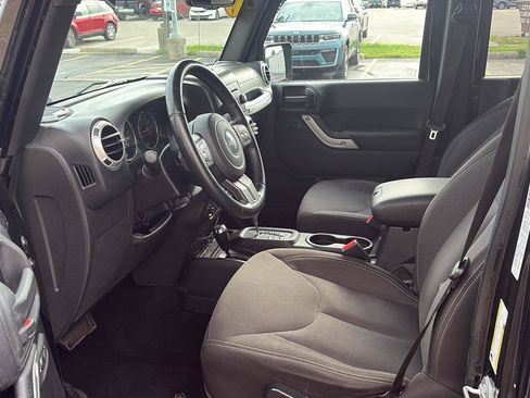 Used 2016 Jeep Wrangler Unlimited Sahara AWD/4WD image 5