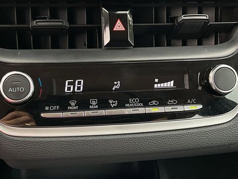 Used 2025 Toyota Corolla LE image 31