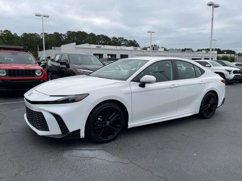 Used 2025 Toyota Camry SE w/ Multimedia Upgrade Package FWD image 5