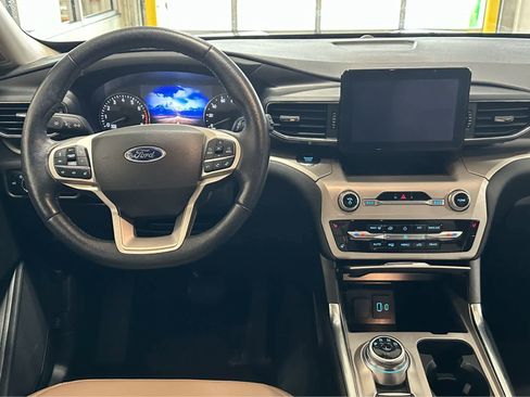 Used 2022 Ford Explorer XLT w/ Equipment Group 202A image 12