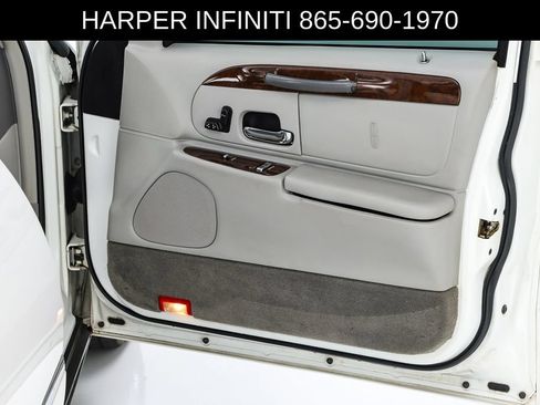 Used 2000 Lincoln Town Car Executive RWD image 30