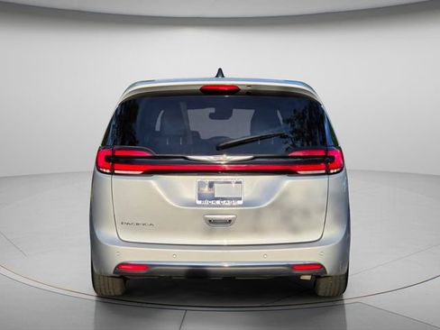 Used 2023 Chrysler Pacifica Touring-L FWD image 5