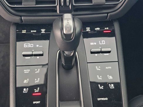 Used 2023 Porsche Macan AWD/4WD image 30