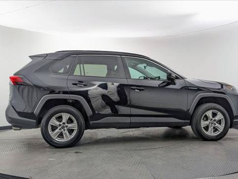 Used 2021 Toyota RAV4 LE AWD/4WD image 9