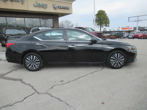 Used 2024 Nissan Altima 2.5 SV w/ SV Premium Package image 8
