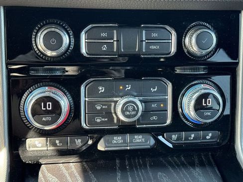 Used 2021 GMC Yukon XL Denali w/ Denali Premium Package AWD/4WD image 18