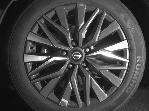 Used 2025 Nissan Altima 2.5 SV FWD image 12