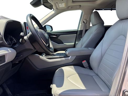 Used 2022 Toyota Highlander XLE FWD image 10