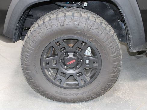 Used 2017 Toyota Tacoma TRD Off-Road w/ Premium & Technology Package AWD/4WD image 53