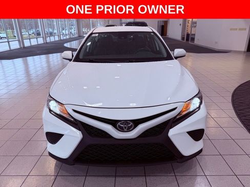 Used 2020 Toyota Camry SE image 2