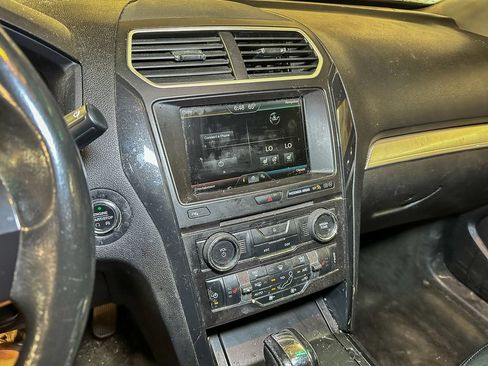 Used 2016 Ford Explorer XLT w/ Equipment Group 202A AWD/4WD image 12