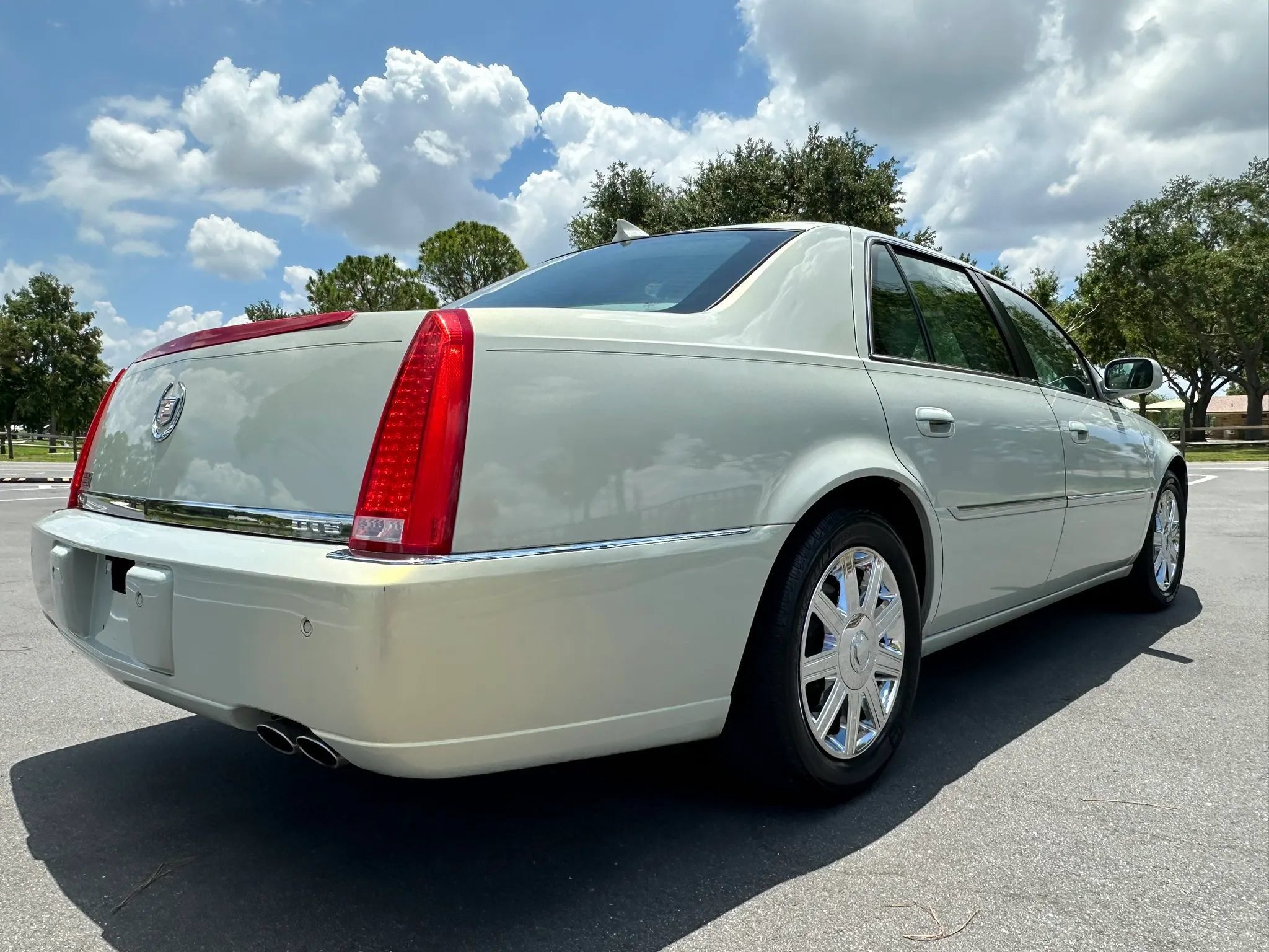 Used 2010 Cadillac DTS Luxury FWD image 11