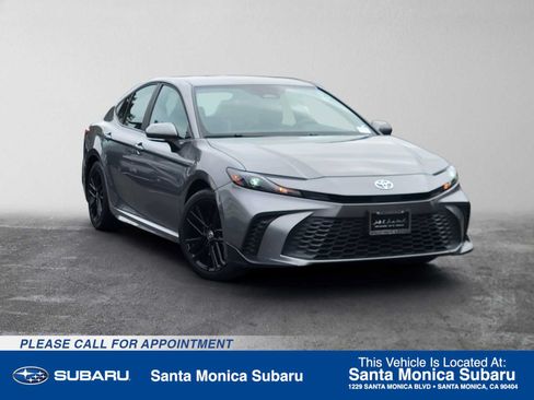 Used 2025 Toyota Camry SE FWD image 1