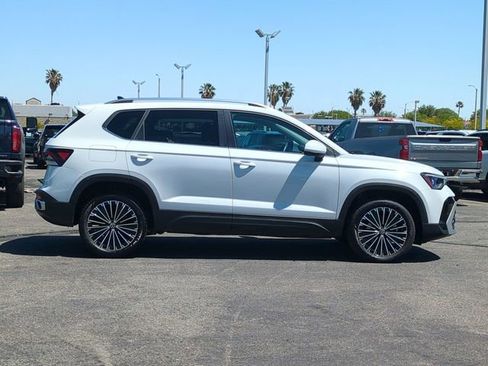 Used 2025 Volkswagen Taos SE FWD image 9