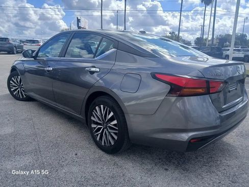 Used 2023 Nissan Altima 2.5 SV image 3
