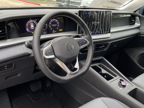 New 2026 Volkswagen Tiguan SE image 12