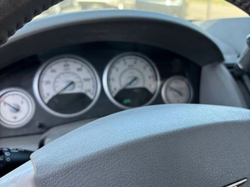 Used 2010 Chrysler Town & Country Touring image 28