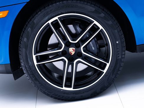 Certified 2021 Porsche Macan image 12