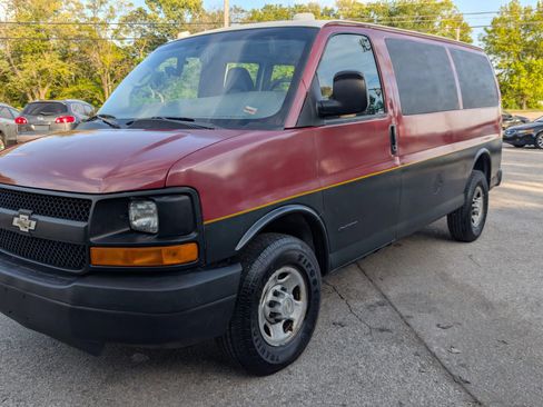 Used 2005 Chevrolet Express 3500 image 2