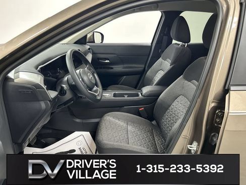 Used 2025 Nissan Kicks SV AWD/4WD image 9