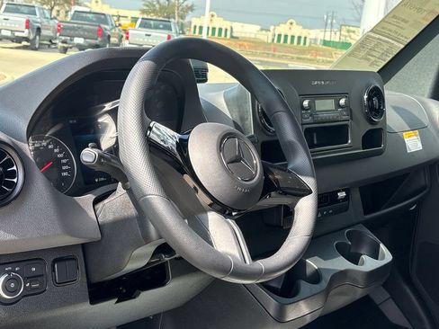 Used 2025 Mercedes-Benz Sprinter 2500 image 6