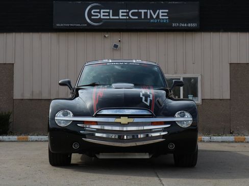 Used 2004 Chevrolet SSR w/ Preferred Equipment Group RWD image 3