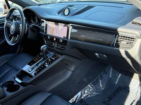 Used 2025 Porsche Macan AWD/4WD image 18