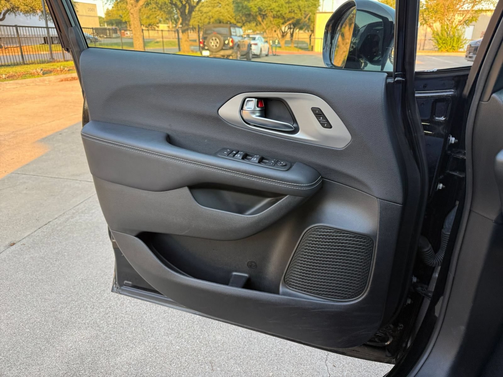 Used 2025 Chrysler Pacifica Limited FWD image 18