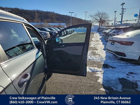 Certified 2022 Volkswagen Taos SE w/ Panoramic Sunroof Package image 41