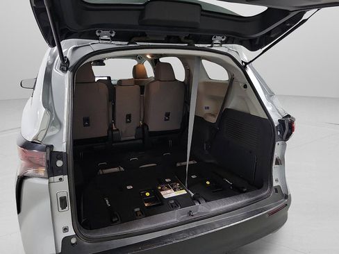 Used 2023 Toyota Sienna LE image 7