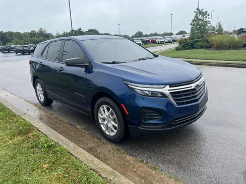 Used 2022 Chevrolet Equinox LS FWD image 2