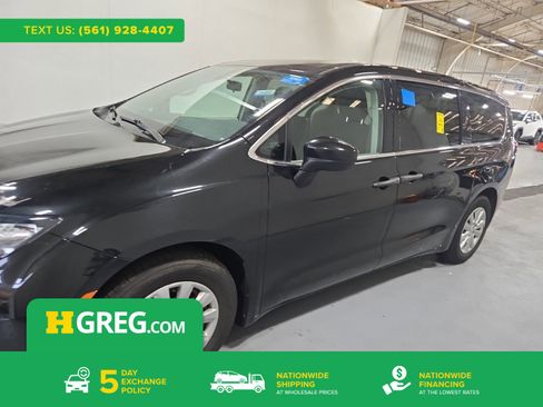 Used 2021 Chrysler Voyager L image 1