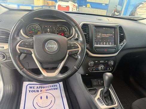 Used 2016 Jeep Cherokee Latitude FWD image 28