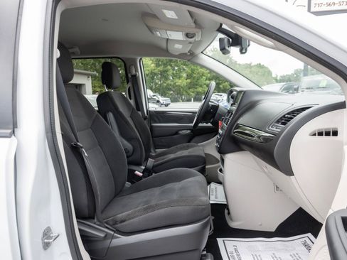 Used 2018 Dodge Grand Caravan SE w/ UConnect Hands-Free Group FWD image 31