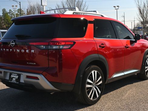 Used 2024 Nissan Pathfinder Platinum image 16