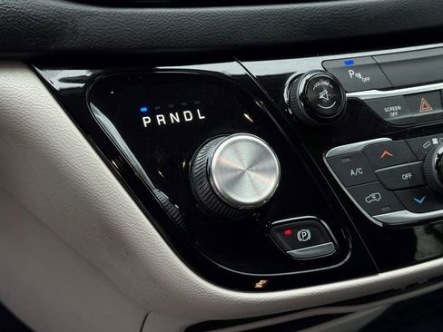 Used 2017 Chrysler Pacifica Touring-L image 27