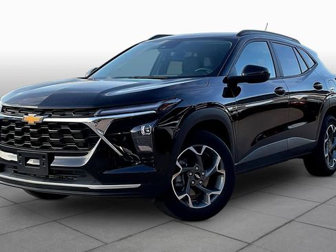 Used 2024 Chevrolet Trax LT w/ LT Convenience Package image 3