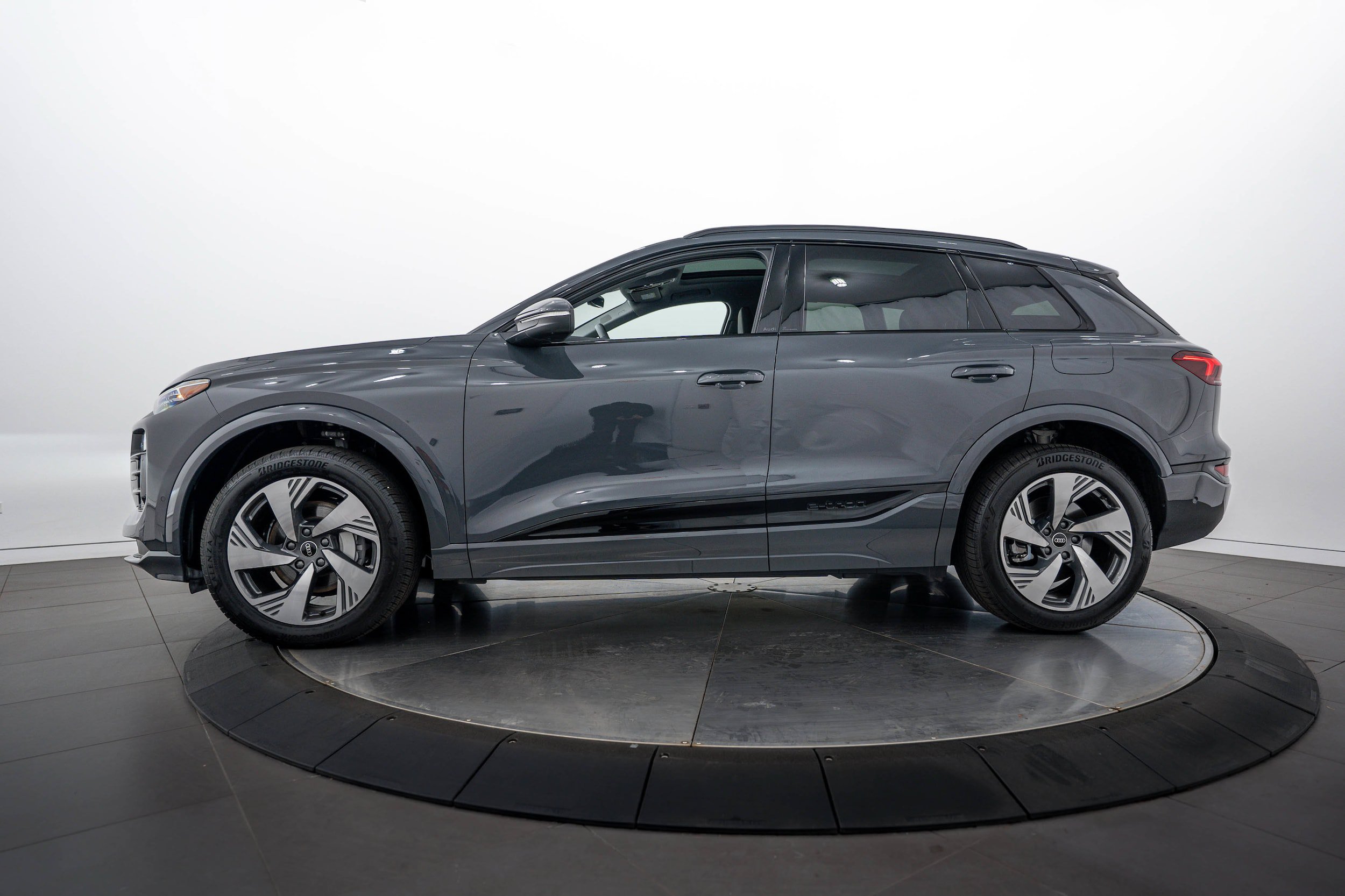 Certified 2025 Audi Q6 e-tron Premium Plus w/ Premium Plus AWD/4WD image 3
