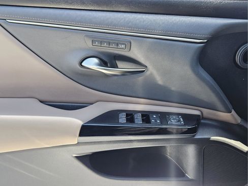 Certified 2022 Lexus ES 300h w/ Premium Package FWD image 11