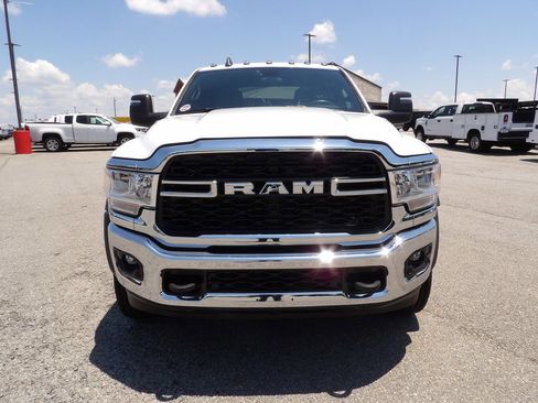 Used 2024 RAM 5500 Tradesman w/ Chrome Appearance Group AWD/4WD image 12