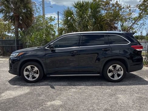 Used 2019 Toyota Highlander Limited FWD image 2